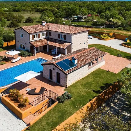 Luxoria Ema Nyaraló